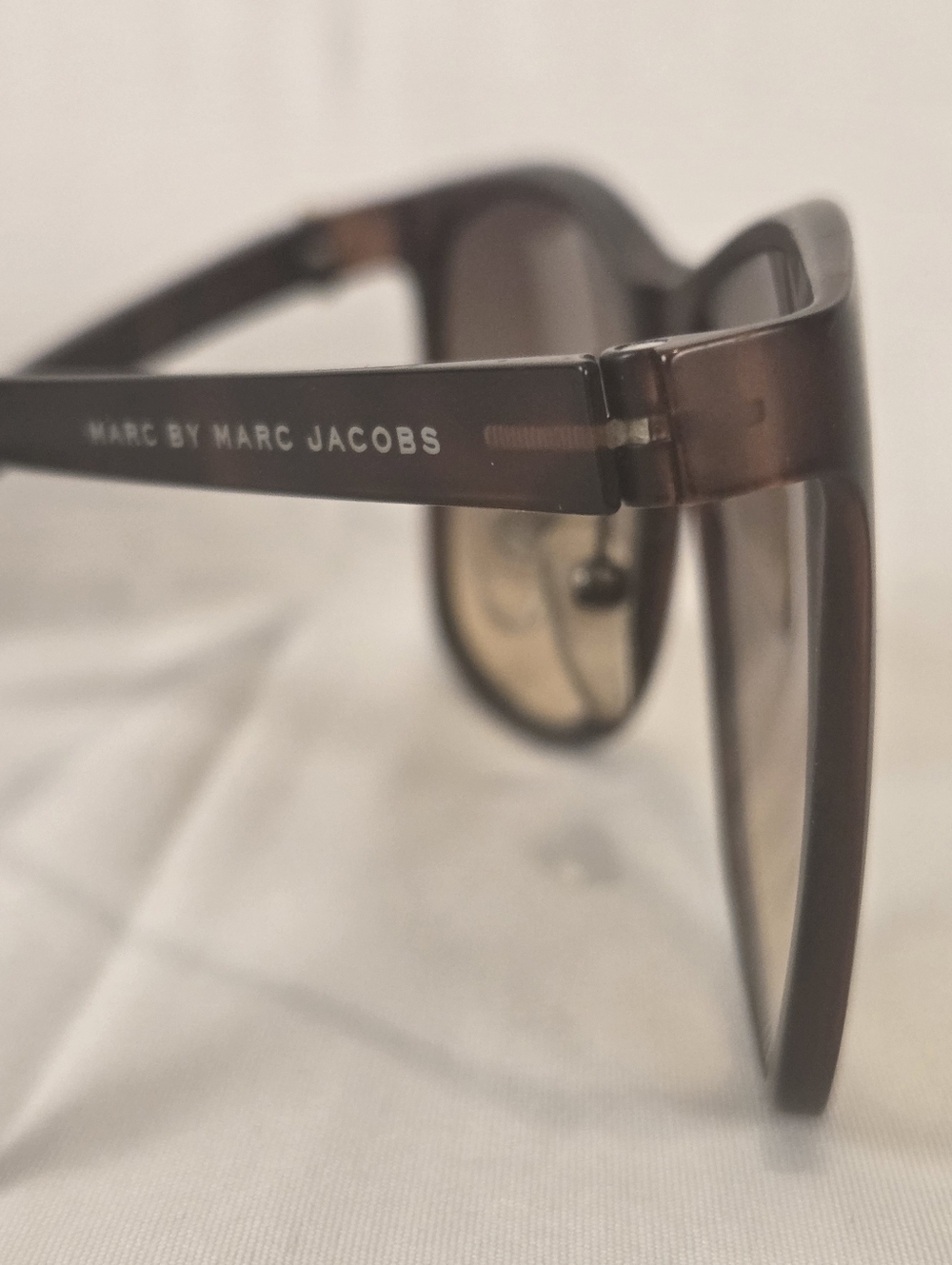 Marc By Marc Jacobs Womens/Unisex Tortoiseshell Sunglasses with Gradient Lenses - Picture 7 of 12